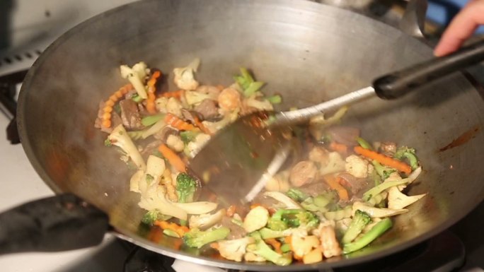 炒花椰菜、胡萝卜、西兰花配虾和肝