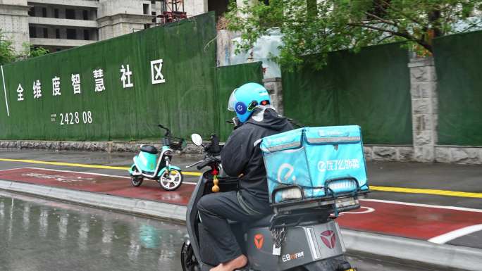 雨中饿了么外卖骑手