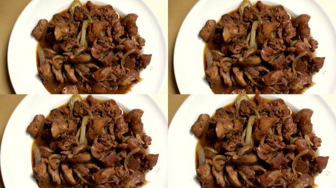 将肝脏和内脏放在白菜上炸。