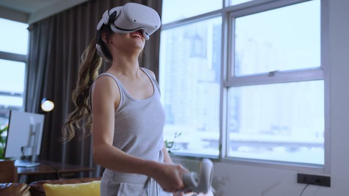 exitied享受3d虚拟游戏未来体验年轻的亚洲女性佩戴vr耳机技术观看模拟数字世界手势控制自己击败