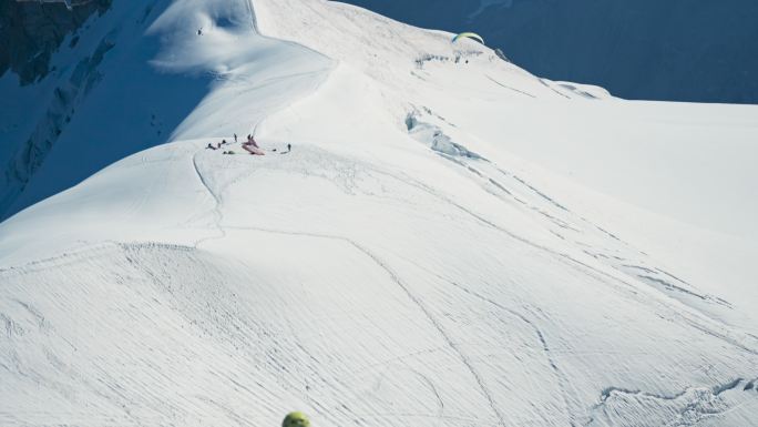 登山队登上山顶。冬季探险。