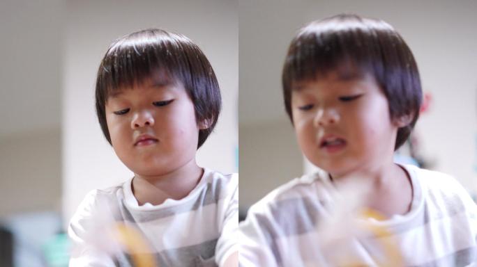 小男孩在家客厅的地板上玩玩具