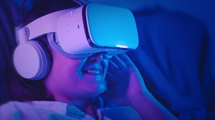 在起居室中，女性在VR耳机中玩游戏，在虚拟现实世界中享受乐趣