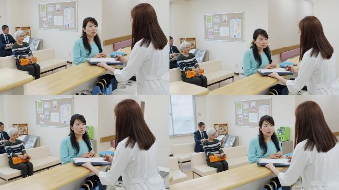 护士在候诊室与女患者交谈