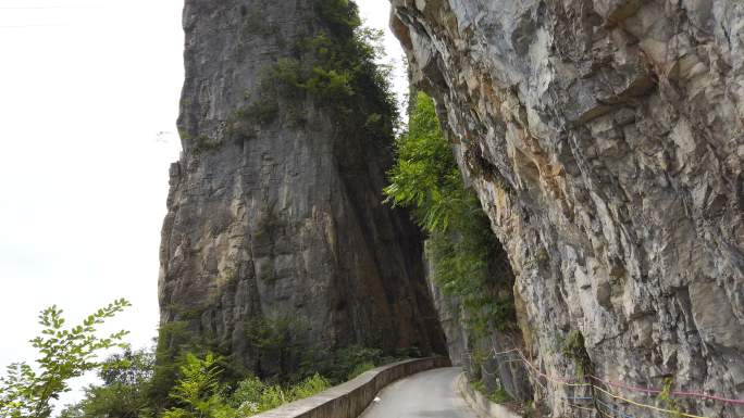 中国湖北山崖路。雄伟山路悬崖峭壁