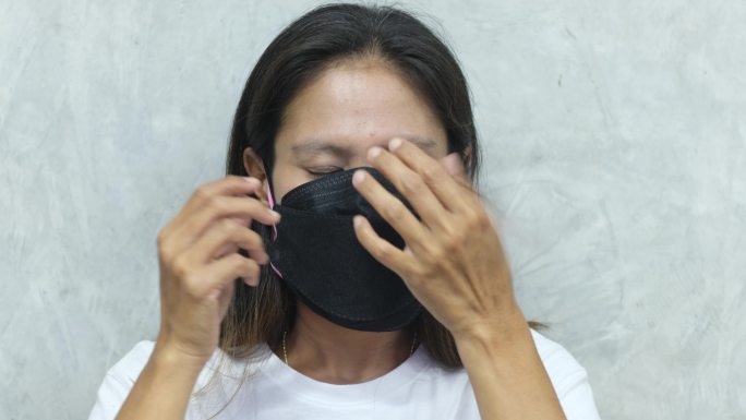 亚洲女性戴双面具，戴面罩保护