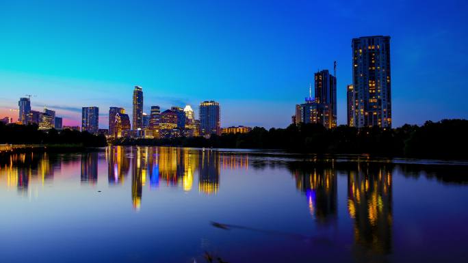 德克萨斯州奥斯汀风景如画水湖边倒影灯光