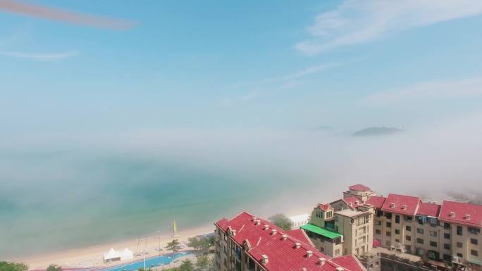 海边小镇的平流雾