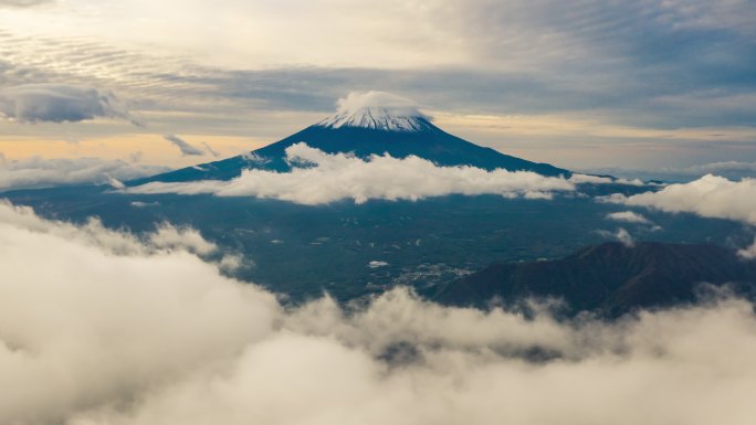 雾中的富士山景点旅游