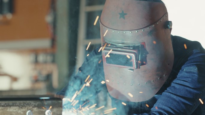 CU SLO-MO-金属工人在车间内焊接钢材