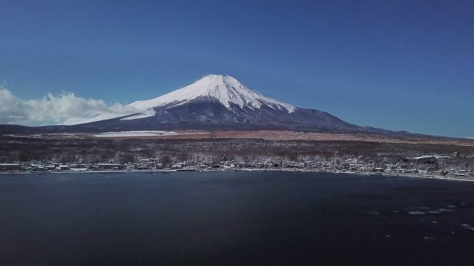 4K UHD鸟瞰无人机在蓝天上拍摄了富士山和山中湖的积雪