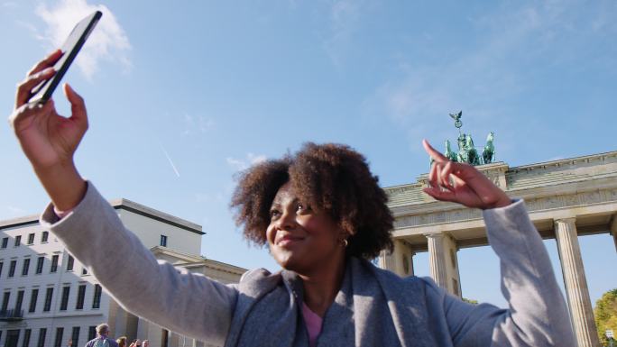柏林勃兰登堡门前自拍的女人
