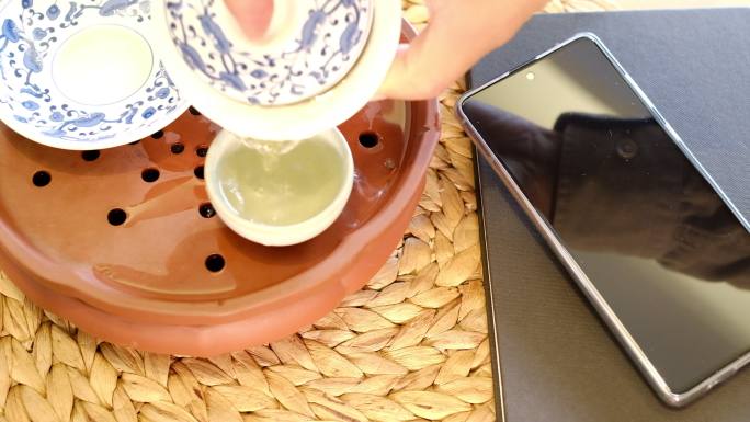 一个人准备中国茶饮茶品茶斟茶