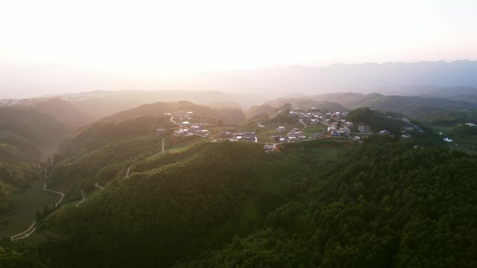 大山上的村庄农村云贵高原