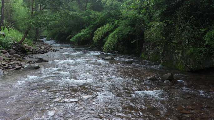 航拍山涧清澈溪流