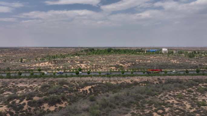 汽车在荒漠公路行驶沙漠货车运输戈壁运输