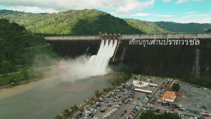 大坝泄水大坝水流水利工程排沙气势恢宏