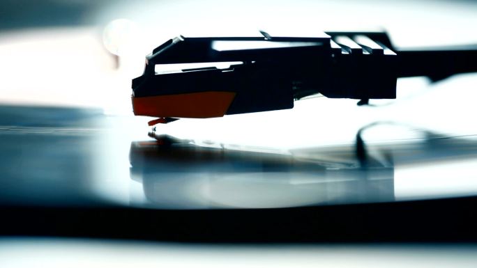 一台唱机播放旋转的乙烯基唱片的多利镜头