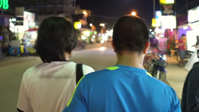 ้两名泰国男子夜间在万荣散步