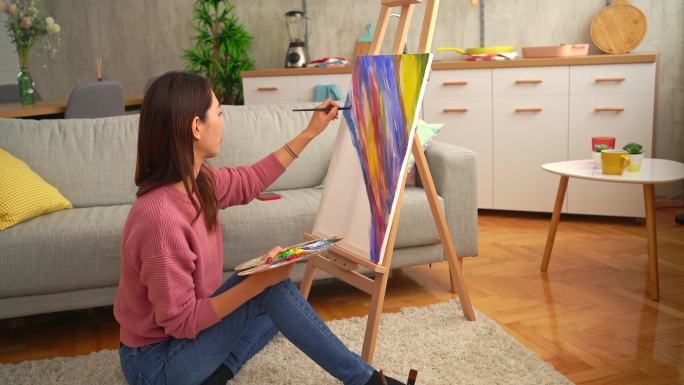 年轻女画家在家绘画