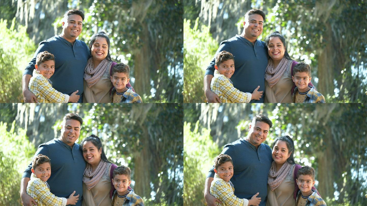 西班牙裔家庭照片，两个男孩在公园微笑