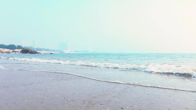 水浪冲击海边的沙滩
