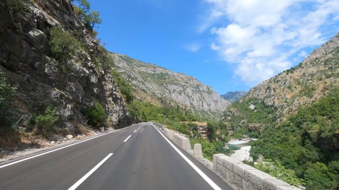 在通往度假村的主要道路上行驶的露营者