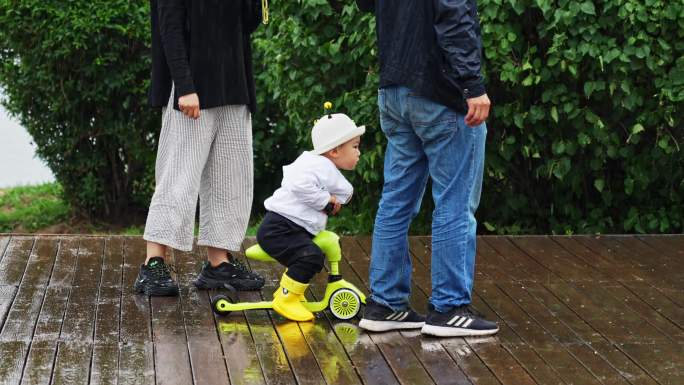 小孩子雨中玩耍