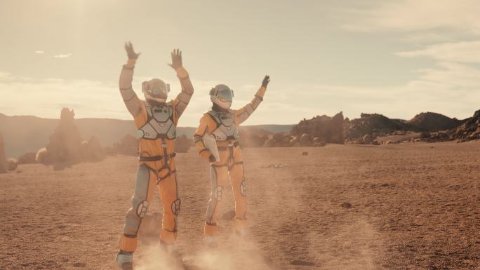 火星上的宇航员挥手等待救援
