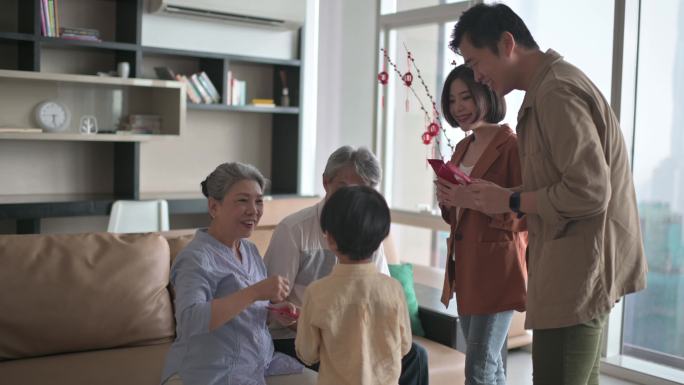 春节家庭团圆夫妇带着孩子去祖父母家给父母红包红包繁荣幸福