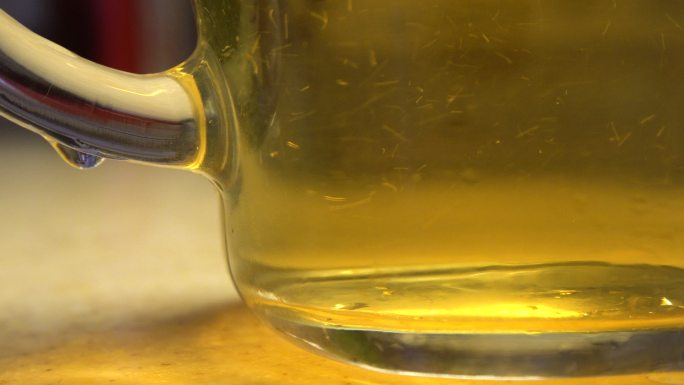 中国乌龙茶成透明玻璃水滴