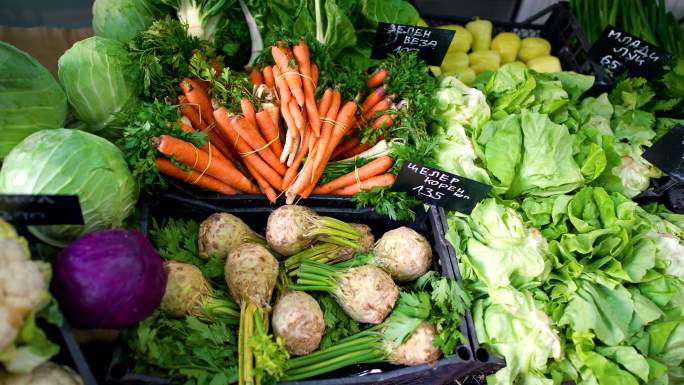 市场摊位上的生鲜蔬菜、胡萝卜、卷心菜、沙拉和甜菜