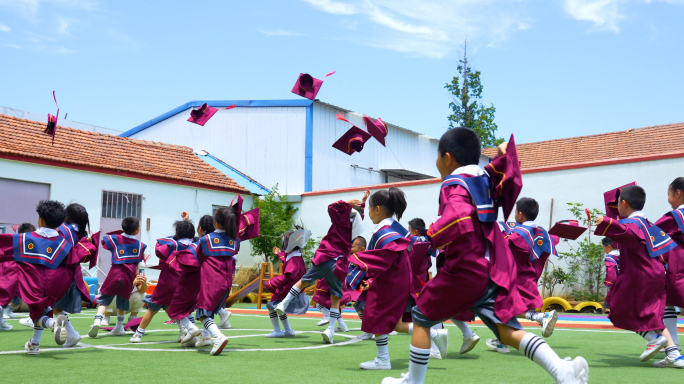 幼儿园毕业季，博士服