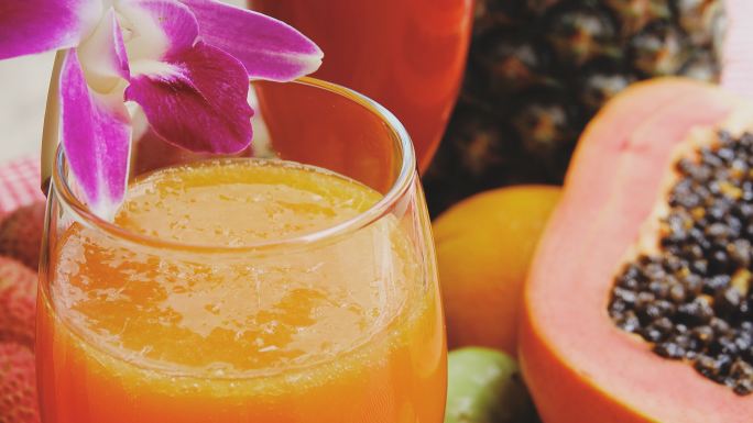 多利镜头：混合水果和一杯新鲜果汁