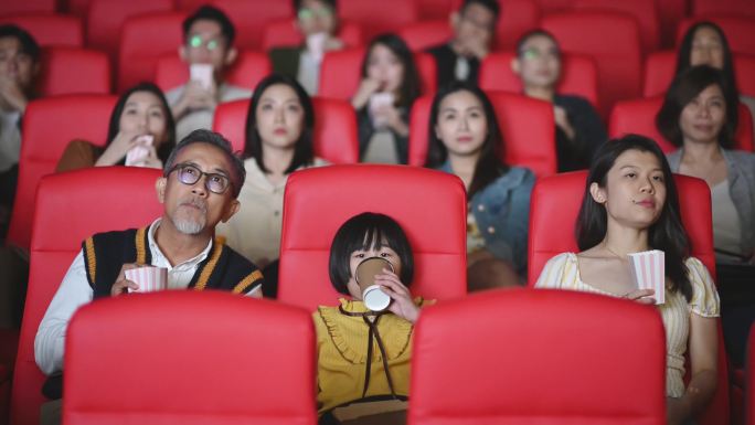 亚裔华人活跃老人和孙女喜欢在电影院看电影