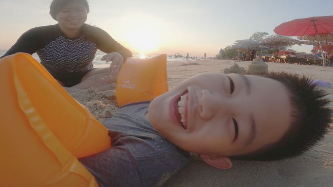 亚洲孩子在沙滩上微笑着玩耍