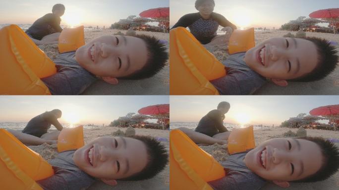 亚洲孩子在沙滩上微笑着玩耍