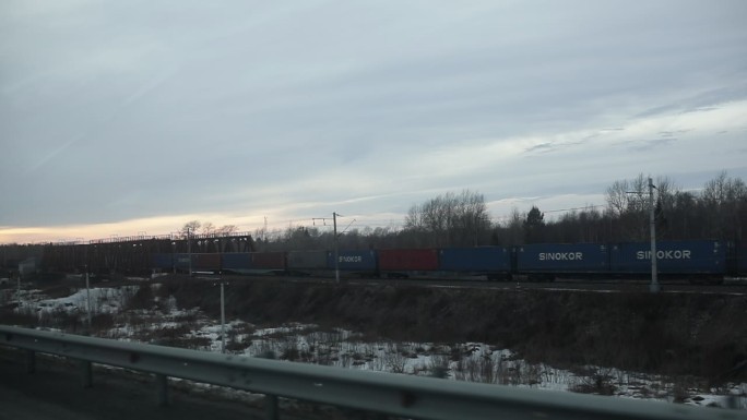 火车从贝加尔湖大桥上驶过升格素材