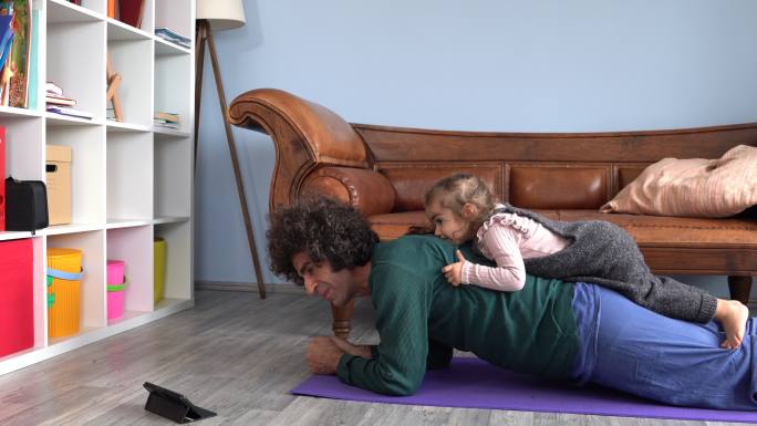 父亲练习瑜伽，女儿打断的视频