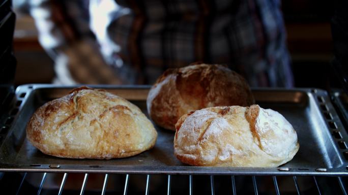 在烤箱里烤自制的种子面包