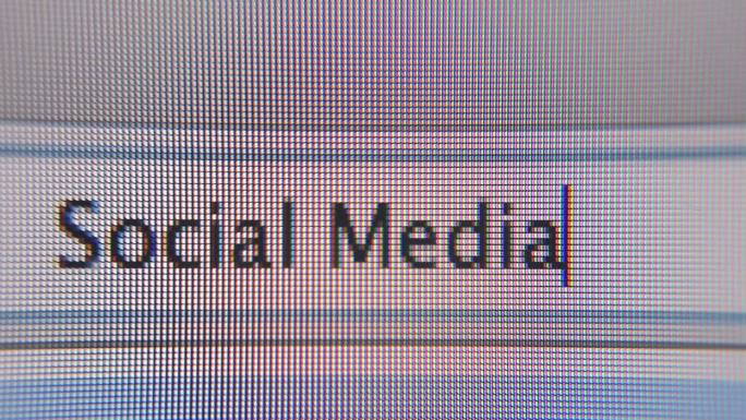 搜索栏中输入的“社交媒体”一词