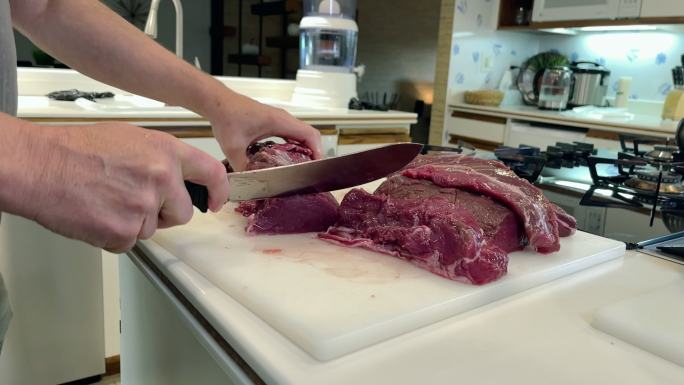 切割和修剪屠宰冬季狩猎季节牛排和汉堡的慢镜头野生野味肉加工骡鹿收获4K视频系列