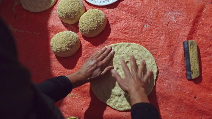 妇女们准备面团烤传统面包