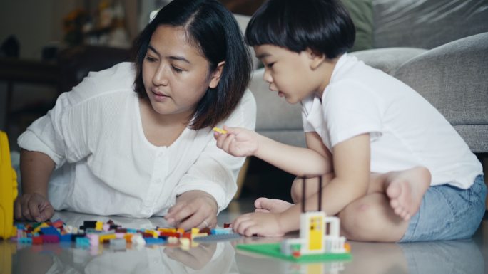 母子玩塑料积木亚洲人