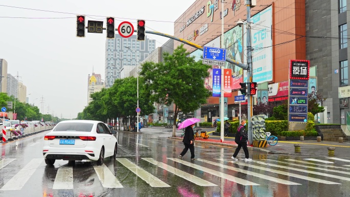 雨中老人过马路