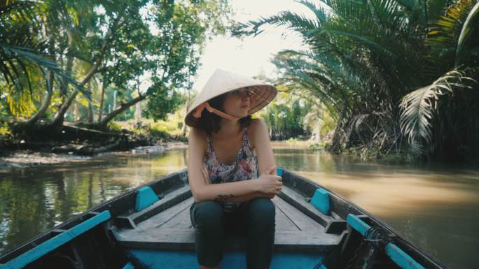 在湄公河三角洲乘船的妇女