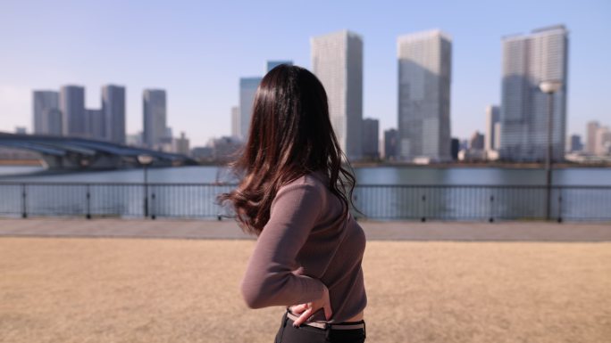 在海滨草地上跳舞的女舞者