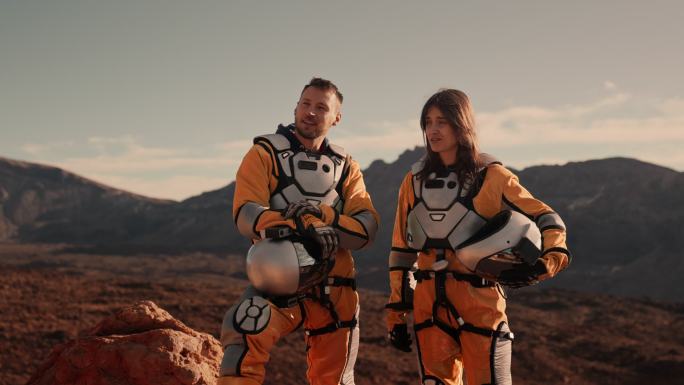 两名宇航员在火星上戴着头盔。外星观光
