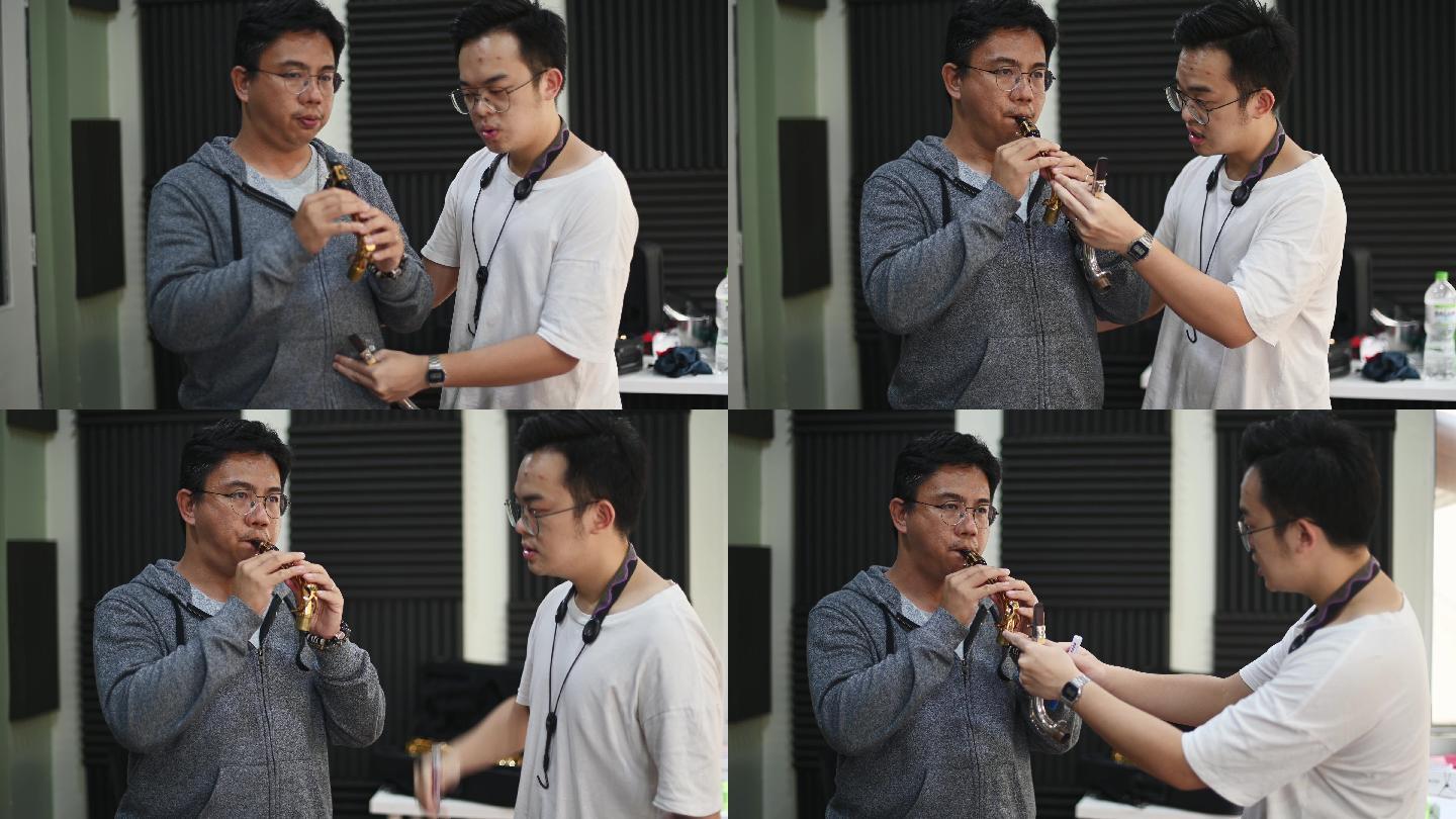 亚洲华人中年男子在音乐工作室向导师学习萨克斯管乐器