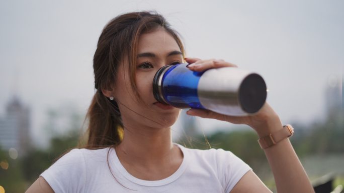 亚洲运动女性饮用水